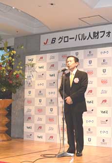 挨拶する社長