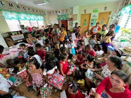 Christmas gift-giving-2