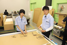 作業をするインターンシップ生①