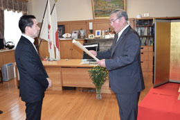 埼玉県国際交流協会　小島理事長より感謝状を贈呈