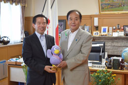 上田埼玉県県知事との記念写真