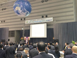 大勢の来場者で賑わう会場 1日目
