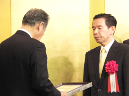 金坂社長贈賞授与の様子１